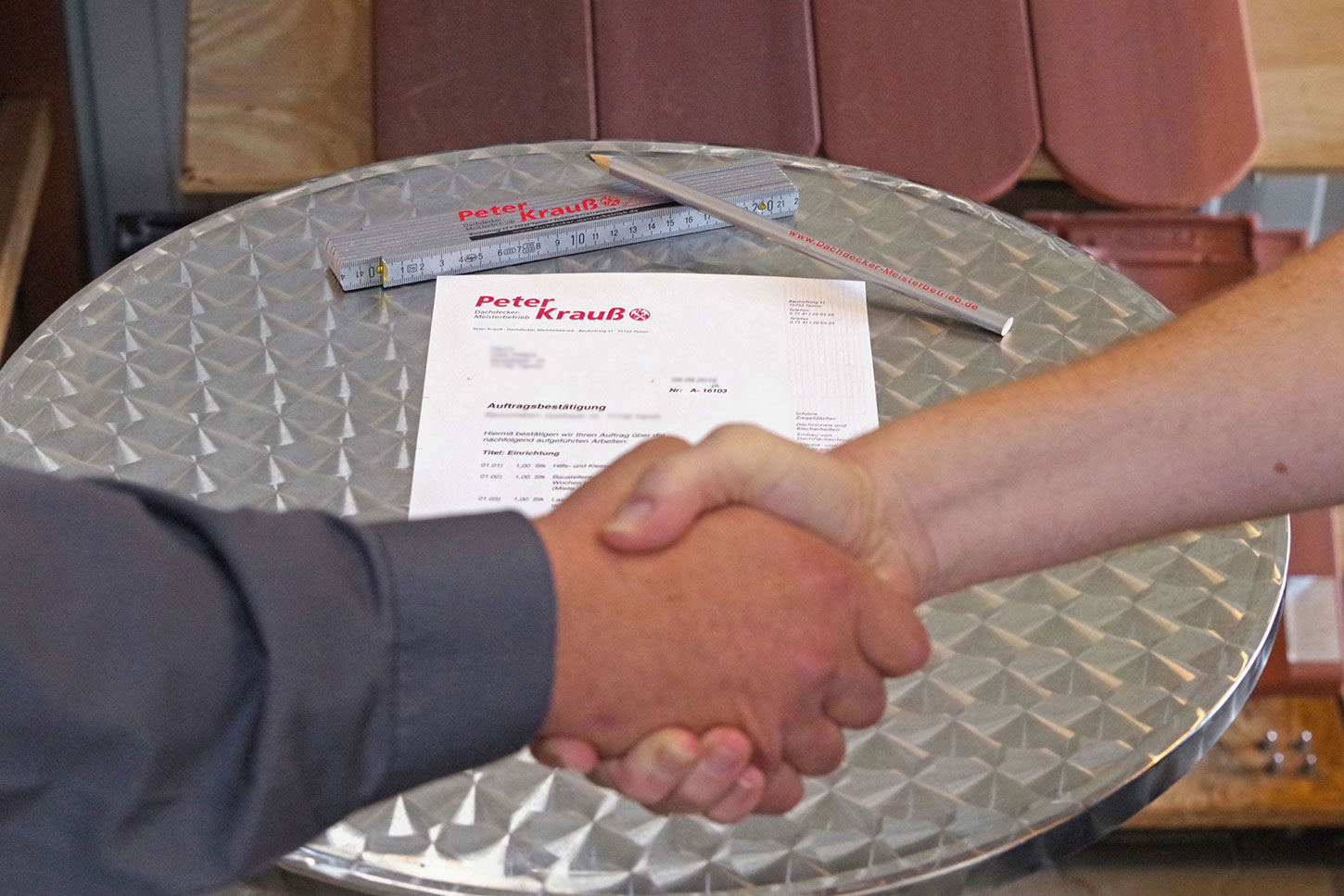 Handschlag zum Abschluss eines Bauvertrags